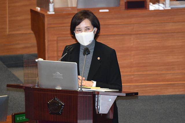 유은혜 교육부 장관이 8일 국회에서 열린 교육·사회·문화에 관한 대정부질문에 출석해 이광재 더불어민주당 의원의 질의에 답변하고 있다. 오대근 기자