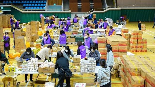 전남 순천시가 취약계층에 전달할 권분꾸러미를 분류하고 있다.