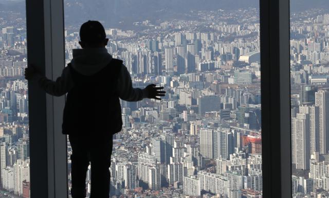 지난 8일 서울 송파구 롯데월드타워 서울스카이에서 바라본 아파트 단지. 뉴스1