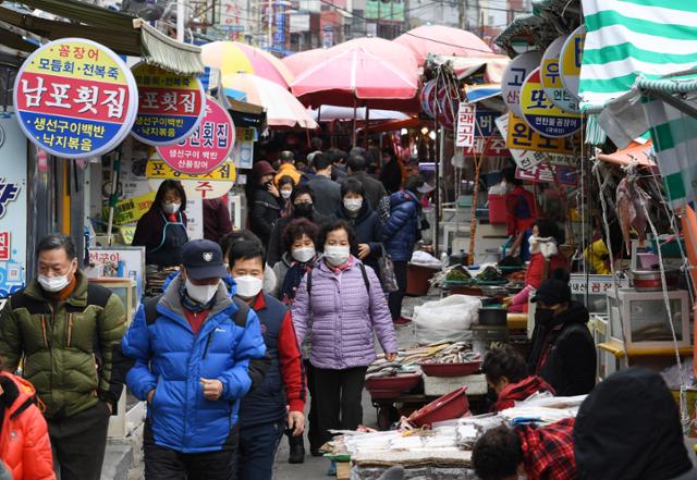 5일 오후 부산 중구 자갈치시장에서 시민들이 장을 보고 있다. 부산=홍인기 기자