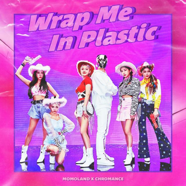 걸그룹 모모랜드(MOMOLAND)와 독일 유명 EDM 프로듀서 크로망스(CHROMANCE)의 컬래버레이션 곡 'Wrap Me In Plastic(랩 미 인 플라스틱)'이 외신의 집중 조명을 받고 있다. MLD엔터테인먼트 제공