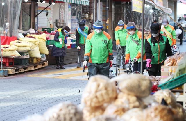 8일 오전 경기도 성남시 모란전통기름시장에서 성남시자율방재단원들이 모란민속5일장 장날을 하루 앞두고 신종 코로나바이러스 감염증(코로나19) 예방을 위해 방역을 하고 있다. 연합뉴스