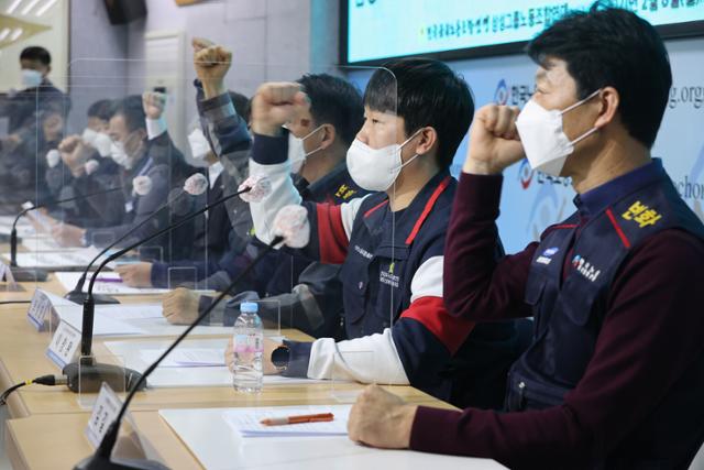 한국노총 금속노련 삼성그룹노조연대 관계자들이 8일 서울 영등포구 한국노총 대회의실에서 기자회견을 열고 삼성그룹에 계열사 공동교섭을 요구하고 있다.