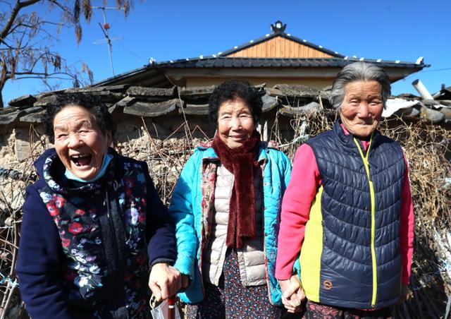 자식들에게 "설에 오지 마라"고 선언한 경북 의성군에 사는 이경숙(왼쪽부터), 민해송, 김귀분 할머니는 설 명절을 맞아 "부모 걱정 시키지 않는 게 자식된 도리이자 효"라고 입을 모았다. 의성군청 제공