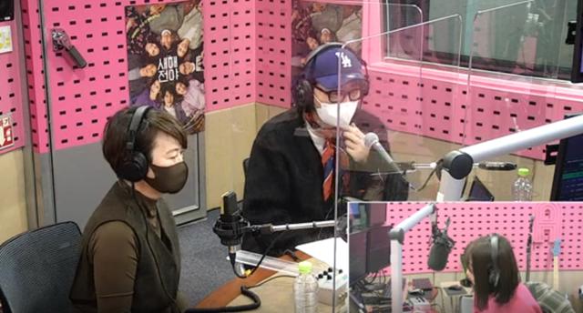 이동휘(오른쪽)가 SBS 파워FM '박하선의 씨네타운'에서 '새해전야'에 대해 말했다. 보이는 라디오 캡처