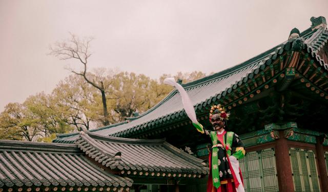 국립국악원 공연 '동궁-세자의하루'에서 처용무를 추는 장면. 국립국악원 제공