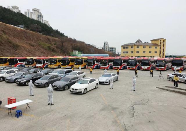 지난달 5일 오후 부산 남구 대연8구역 재개발 임시총회가 드라이브 스루 방식으로 열리고 있다. 부산=연합뉴스