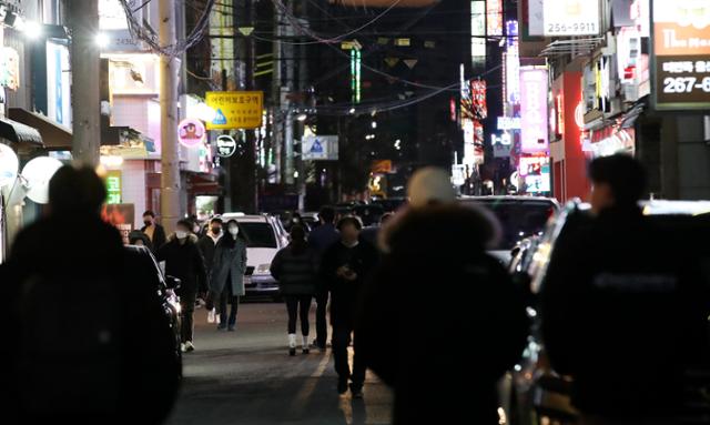 (울산=뉴스1) 비수도권 다중이용시설 영업시간이 오후 10시까지 연장된 8일 밤 시민들이 울산 남구 번화가를 걷고 있다.