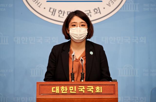 용혜인 기본소득당 의원이 19일 오후 국회 소통관에서 열린 창당 1주년 관련 기자회견에서 발언하고 있다.뉴시스