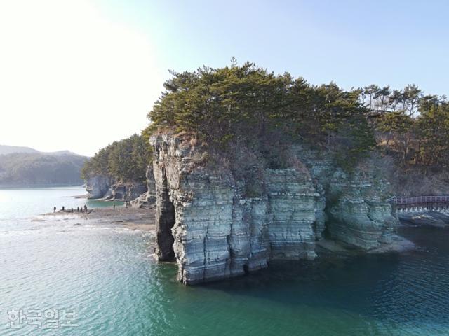 입구 반대편에서 본 상족암 풍경. 만조 때에는 주변 암반부터 물에 잠겨 굴 안으로 들어갈 수 없다.