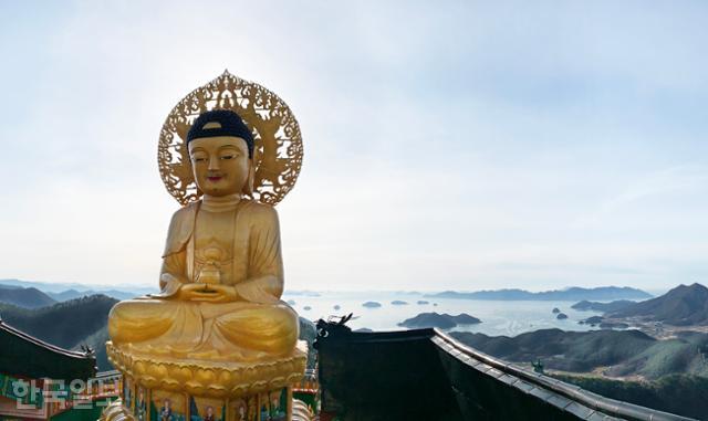 문수암 아래 보현암의 약사여래불. 이곳에서도 불상 뒤로 펼쳐지는 바다와 섬 풍광이 시원하다.