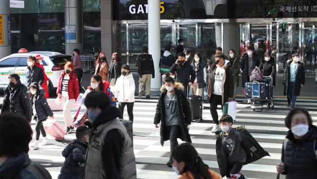 설 명절 연휴를 이틀 앞둔 9일 오후 제주국제공항 1층 도착장 앞 게이트가 관광객들의 발길로 붐비고 있다. 뉴시스