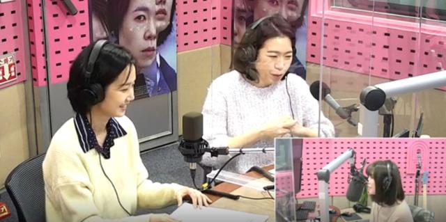 염혜란(오른쪽)이 SBS 파워FM '박하선의 씨네타운'에서 '경이로운 소문'에 대해 말했다. 보이는 라디오 캡처