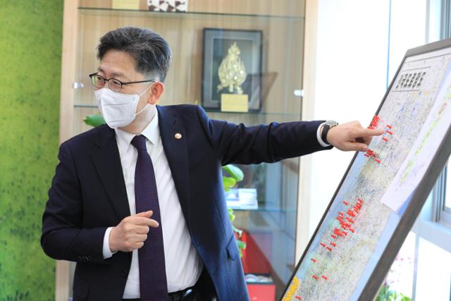 김현수 농림축산식품부 장관이 지난 4일 정부세종청사 집무실에서 한국일보와 인터뷰를 진행하며 고병원성 조류인플루엔자(AI) 발생 지도를 가리키고 있다. 농식품부 제공