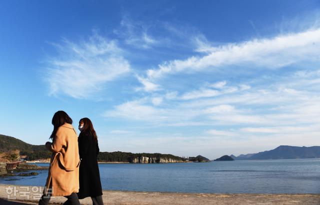 몽돌해변 건너편으로 보이는 병풍바위. 육안으로 확인이 어렵지만 4~6각의 주상절리다.