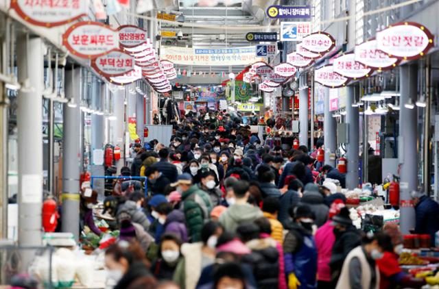 설 연휴를 이틀 앞둔 9일 오전, 광주 북구 말바우시장이 시민들로 북적이고 있다. 광주=연합뉴스