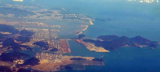 신공항 건설 논의가 진행되고 있는 부산 가덕도(사진 오른쪽)와 부산항 신항 일대 모습. 가덕도 신공항 건설은 4월 치러질 부산시장 보궐선거에서 여야의 모두가 지역 민심을 잡기 위해 앞다퉈 약속하고 있는 공약이다. 연합뉴스