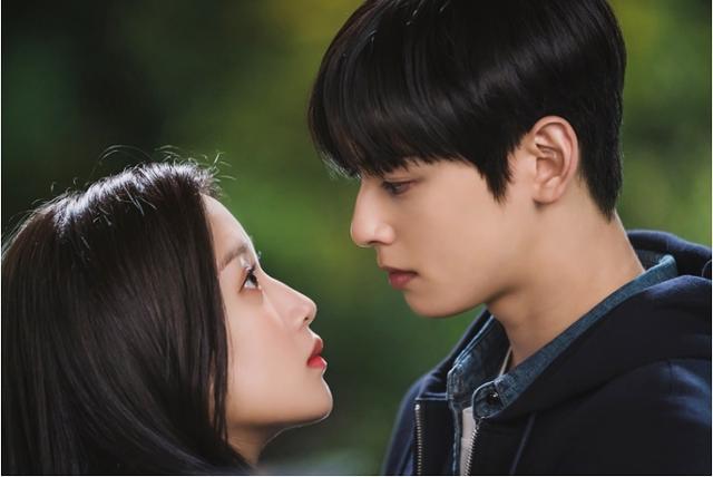 '여신강림' 차은우(오른쪽)와 문가영(왼쪽). tvN 제공