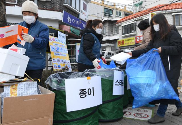 지난 5일 서울 은평구 신흥어린이공원에 설치된 '재활용품 분리수거 정거장'에서 구민들이 재활용품을 구분해 배출하고 있다. 왕태석 선임기자