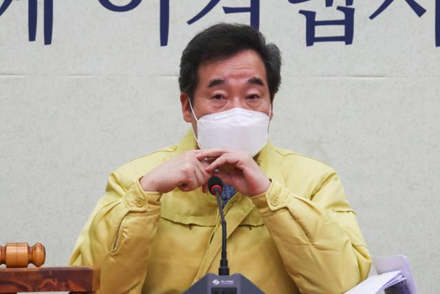 이낙연 더불어민주당 대표가 10일 국회에서 열린 최고위원회의에서 생각에 잠겨있다. 오대근 기자