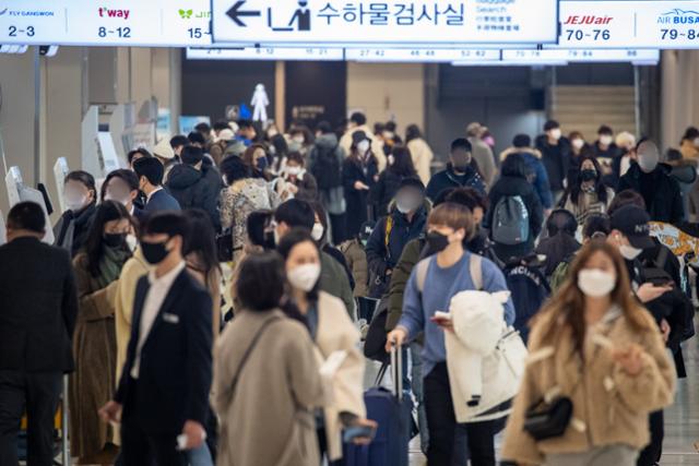 민족 최대 명절 설 연휴를 하루 앞둔 10일 오전 서울 강서구 김포공항 국내선이 항공편을 이용하기 위한 시민들로 붐비고 있다. 뉴스1