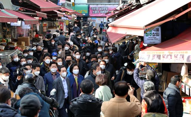 더불어민주당 이낙연 대표가 지난달 23일 서울시장 보궐선거 경선에 나서는 우상호 의원, 박영선 전 중소벤처기업부 장관과 함께 서울 중구 남대문시장을 둘러보는 동안 지지자와 당직자 등 수십명이 함께 이동하고 있다. 연합뉴스