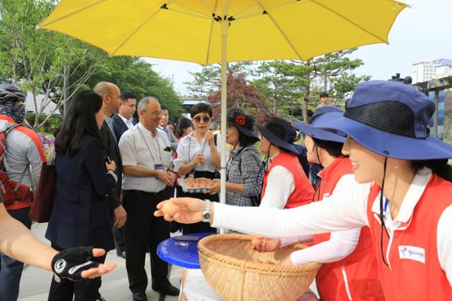 경북 포항시 봉사단체 장미사랑회 회원들이 지난 2019년 5월 31일 불의 정원에서 천연가스 불꽃에 삶을 달걀을 관광객들에게 나눠주고 있다. 한국일보 자료사진