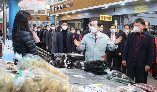 정세균(오른쪽 두번째) 국무총리가 10일 광주시 양동시장을 찾아 설 성수품 물가를 점검하고 있다. 광주=연합뉴스