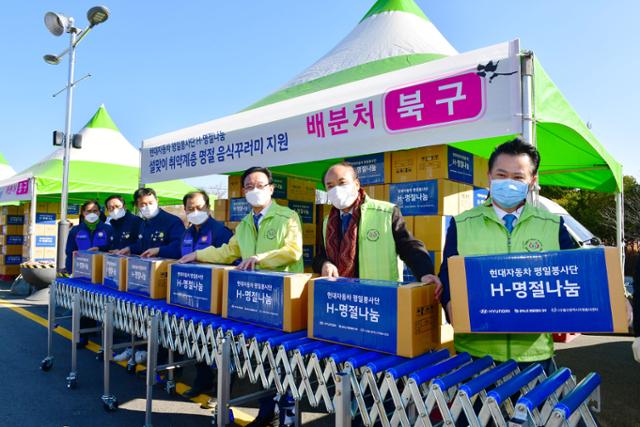 현대차 노사는 설을 앞둔 8일 독거어르신, 장애인 등 1,000세대에 음식꾸러미를 전달하고 사회공헌기금 3,000만원을 자원봉사센터에 기탁했다. 울산의 경우 시와 교육청 뿐만 아니라 현대차와 현대중공업 등 대기업들도 주민복지 향상에 적극 나서고 있다. 현대차 제공