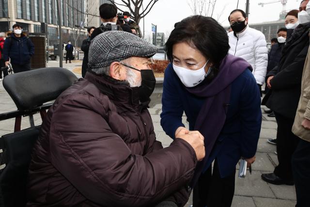 서울시장 보궐선거에 출마한 박영선 전 장관이 7일 오후 서울 마곡나루역에 지지자와 얼굴을 가까이 한 채 인사하고 있다. 뉴스1