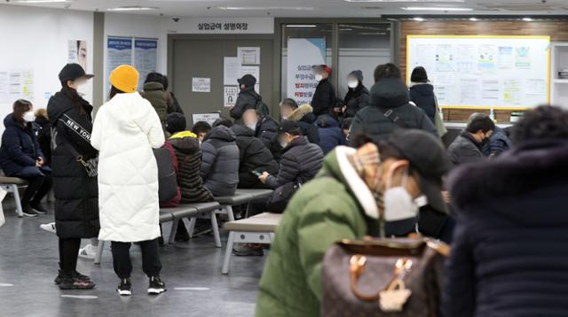 4일 오전 서울 마포구 서부고용복지플러스센터 실업급여 설명회장 앞이 구직자들로 북적이고 있다. 뉴스1