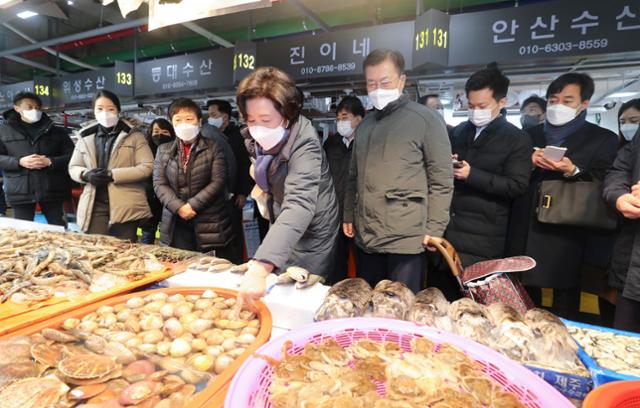 문재인 대통령과 부인 김정숙 여사가 10일 오전 인천시 남동구 소래포구 전통어시장을 방문, 상점을 둘러보면서 물품을 구입하고 있다. 왕태석 선임기자