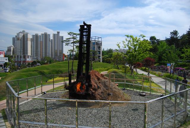 '불의 정원'으로 꾸며진 경북 포항시 남구 대잠동 천연가스 불꽃 모습. 한국일보 자료사진