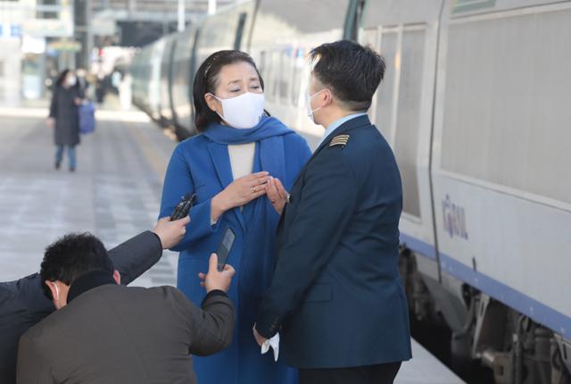 박영선 더불어민주당 서울시장 예비후보가 설날인 12일 오후 서울역에서 철도종사자를 격려하고 있다. 뉴스1