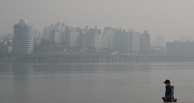 설 연휴 첫날인 11일 오전 서울 마포대교 인근에서 바라본 한강과 용산 일대가 안개와 미세먼지 등으로 뿌옇게 보인다. 연합뉴스