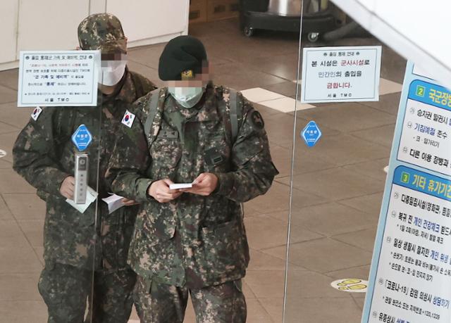 신종 코로나바이러스 감염증(코로나19) 확산 방지를 위한 군 장병의 휴가·외출 통제가 15일부터 완화된다. 사진은 3일 서울 용산구 국군장병라운지 TMO 입구. 연합뉴스