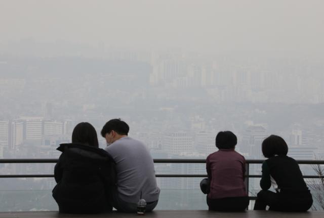 수도권에 올해 첫 미세먼지 비상저감조치가 시행된 14일 서울 남산공원에서 바라본 서울 도심이 뿌옇다. 뉴시스