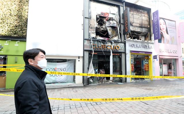 안철수 국민의당 대표가 14일 오전 서울 중구 명동을 방문해 화재가 발생한 상가를 살펴보고 있다. 뉴스1