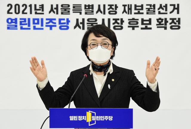 열린민주당 서울시장 후보로 확정된 김진애 의원이 9일 서울 여의도 국회에서 열린 공천장 수여식에서 소감을 밝히고 있다. 뉴스1