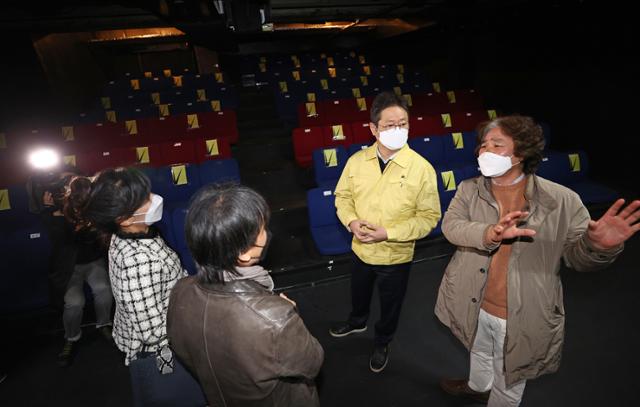 황희 신임 문화체육관광부 장관이 14일 서울 대학로의 한 소극장을 찾아 공연 관계자들과 이야기를 하고 있다. 연합뉴스