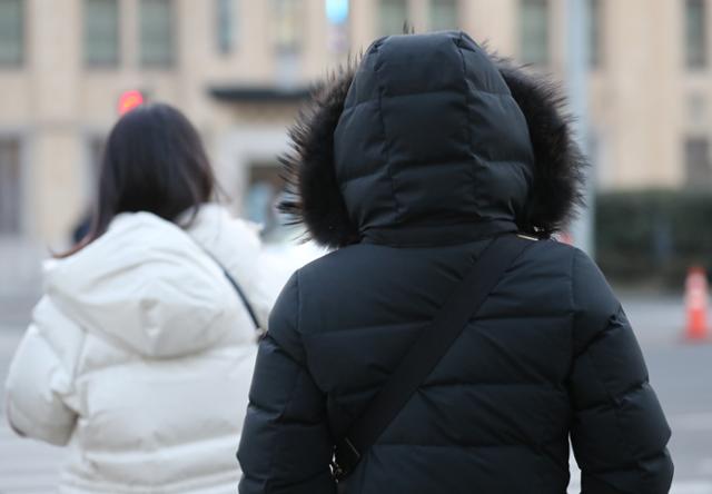 절기상 입춘인 3일 오전 서울 최저기온이 영하 9도까지 내려갔다. 서울 광화문 네거리에서 직장인들이 두꺼운 방한복을 입고 움츠린 모습으로 출근하고 있다. 연합뉴스