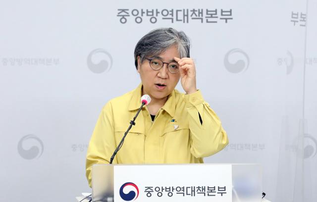 신종 코로나바이러스 감염증(코로나19) 예방접종대응추진단장인 정은경 질병관리청장이 15일 오후 충북 청주 질병관리청에서 코로나19 예방접종 2∼3월 시행계획을 발표한 뒤 질문에 답하고 있다. 뉴시스