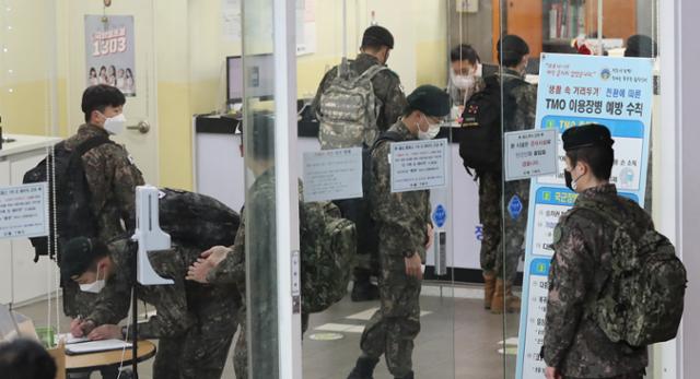 신종 코로나바이러스 감염증(코로나19) 예방을 위해 중단됐던 군 장병들의 휴가가 다시 재개된 15일 서울역 TMO가 휴가나온 군인들로 북적이고 있다. 군 장병들은 휴가 복귀 시 진단검사를 받고, 복귀 후에는 영내 장병과 공간을 분리해 예방적 격리 관찰 등을 실시하게 된다. 군 장병의 휴가 전면통제 해제는 80일 만이다. 뉴스1