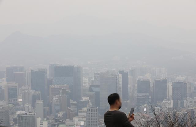 서울 등 수도권에 올해 처음으로 미세먼지 비상저감조치가 시행된 14일 오후 서울 남산공원에서 바라본 서울 도심이 뿌옇게 보이고 있다. 뉴시스