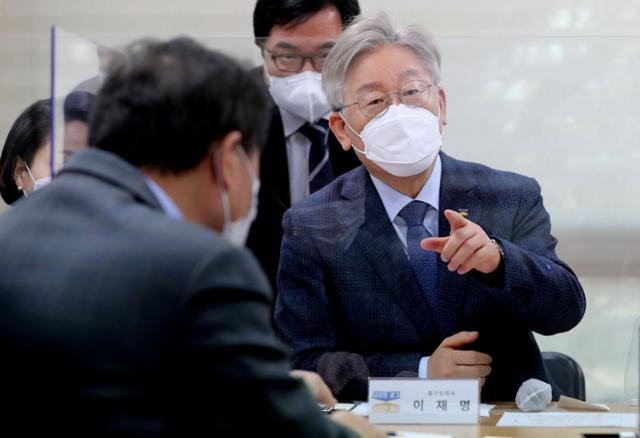 이재명 경기지사가 15일 경기 김포시 걸포동 일산대교 회의실에서 열린 '일산대교 통행료 개선을 위한 현장 간담회'에서 개선안을 말하고 있다. 경기사진공동취재단