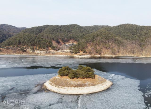 도산서원 앞 시사단. 댐 수위가 높아 현재 주변이 물에 잠겨 있다.