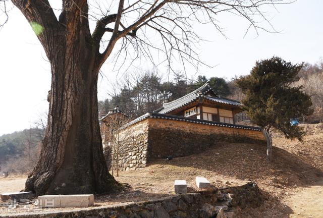 도산면 동부리 호숫가의 월천서당. 퇴계 아래서 학문에 매진한 원천 조목이 세운 서당이다.