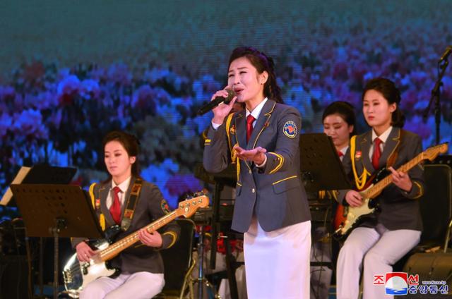 김정일 국방위원장의 생일인 '광명성절'을 앞두고 근로단체들이 지난 14일 경축공연을 벌였다고 조선중앙통신이 15일 보도했다. 평양 조선중앙통신, 연합뉴스