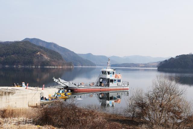 월천서당 앞 나룻터에 도선이 대기하고 있다. 댐 건설로 길이 끊긴 도산면과 예안면을 잇는 교통수단이다.