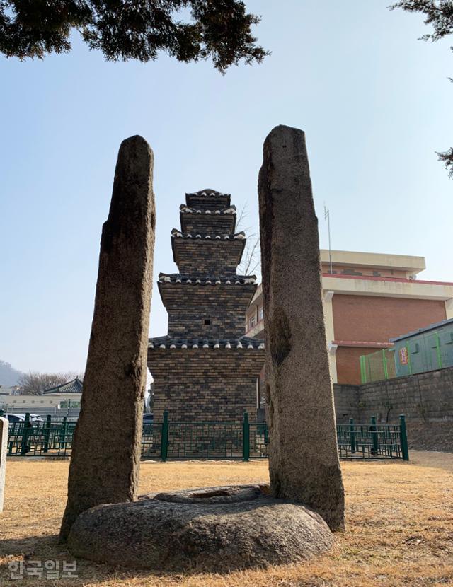 옛 안동역 옆의 운흥동 오층전탑과 당간지주. 전탑은 안동을 비롯한 경북 북부지역에 유독 많이 남아 있다.